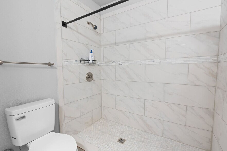 Building Photo - 1004 E Powell Ave