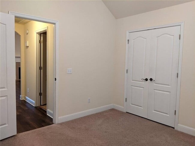 Building Photo - 560 Dogwood St