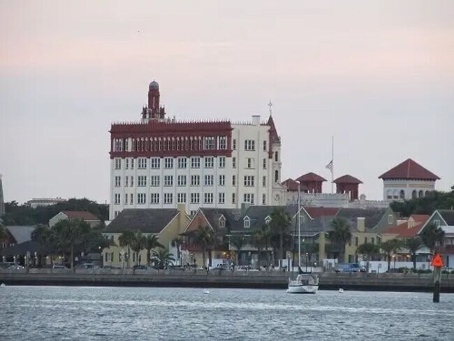 Building Photo - Exceptional Home Clean