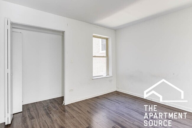 Building Photo - 925 W Carmen Ave