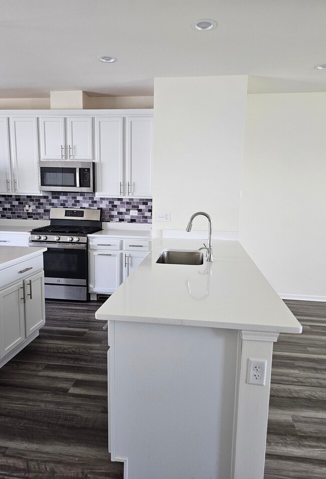 Building Photo - 858 Finley Dr