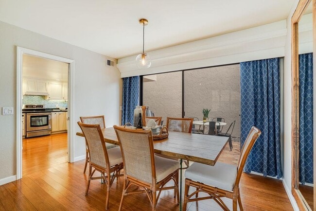 Building Photo - 402 Hogarth Terrace