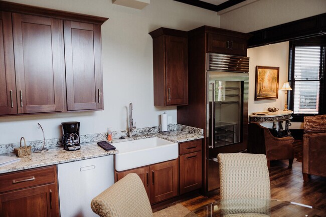 Building Photo - 275 S Limestone