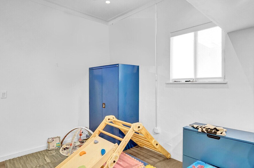 Extra den, office, or spare room. - 11425 NE 3rd Ave