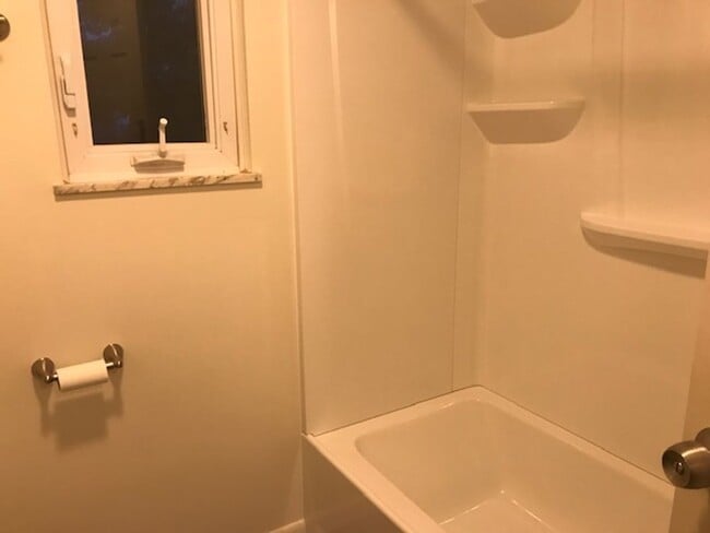 Building Photo - 3 bedroom/1.5 bath house in Seneca School ...