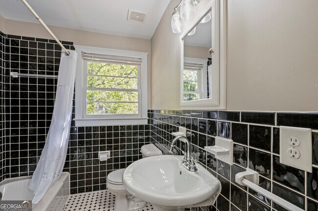 Building Photo - 3823 Kingswood Dr