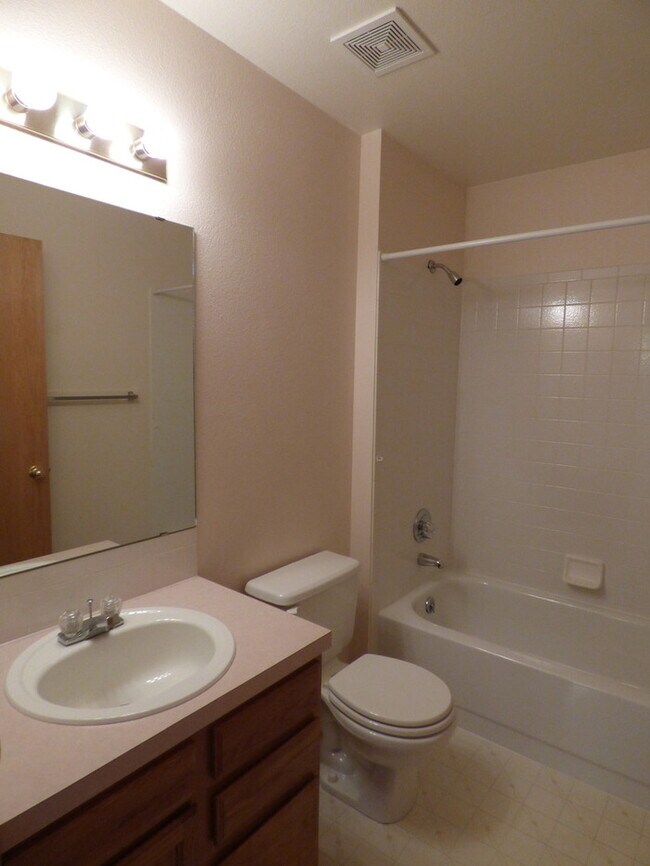 Building Photo - 2 Bedroom Townhome in Northwest Loveland