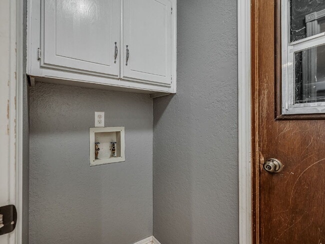 Building Photo - Updated 4-Bedroom Home with Spacious Layout & Modern Touches