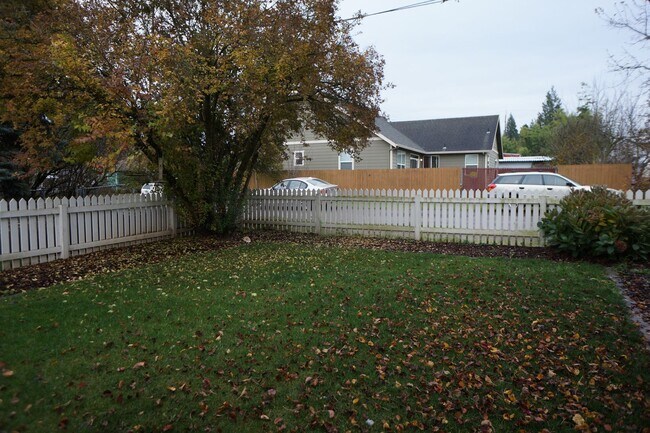 Building Photo - NE Portland updated one bedroom "Jewel"