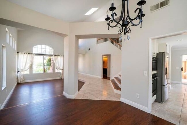 Building Photo - Beautiful 4Br/2.5Ba Home With Private Yard In Shadowridge!!