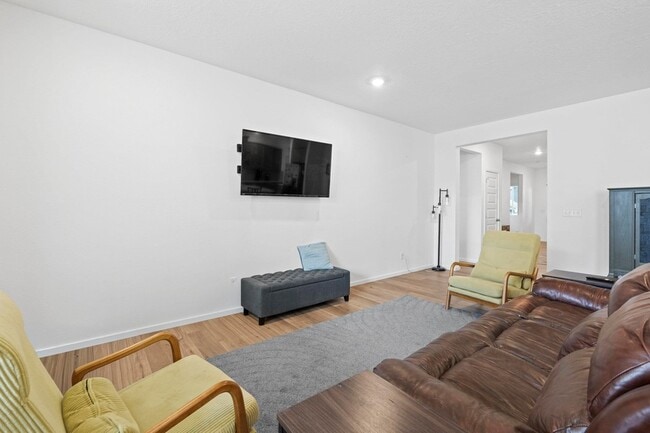 Building Photo - 10813 N Beaverhead Rd