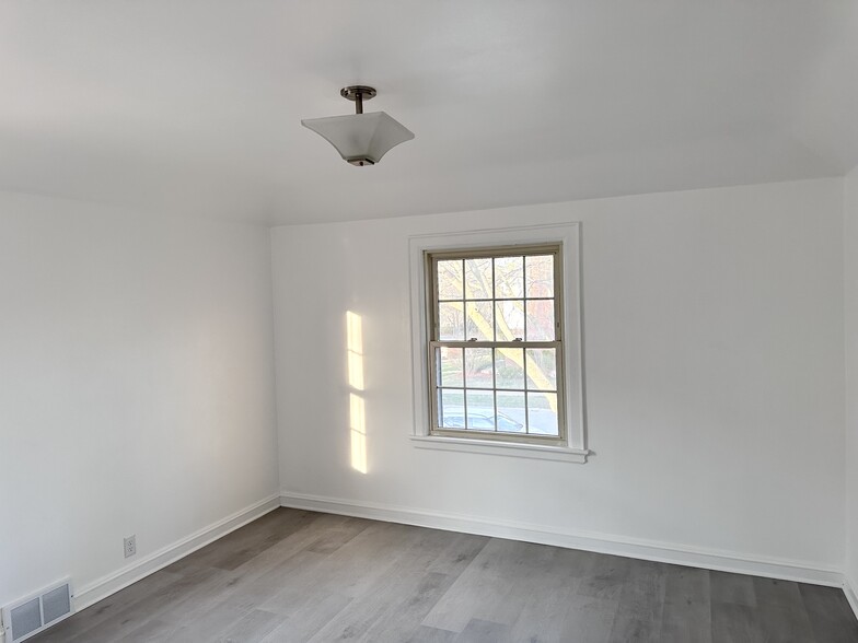 Bedroom - 4453 N Marlborough Dr