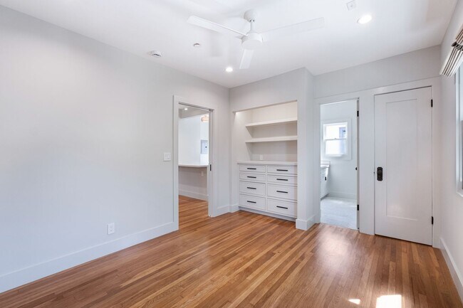 Building Photo - Beautiful 1 bed / 1 bath bungalow-style apartment now available!