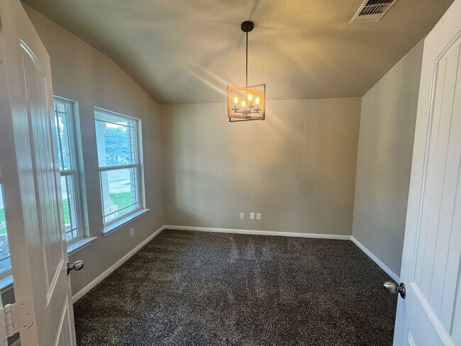 Building Photo - Ready for MOVE-IN - Very Nice- 1 Story 3 B...