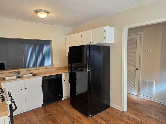 Building Photo - 1225 Oakplace Dr SW