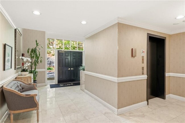 Building Photo - 24307 Plantation Dr NE