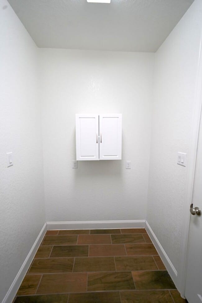 Building Photo - Executive Style Rental Now Available in Bo...