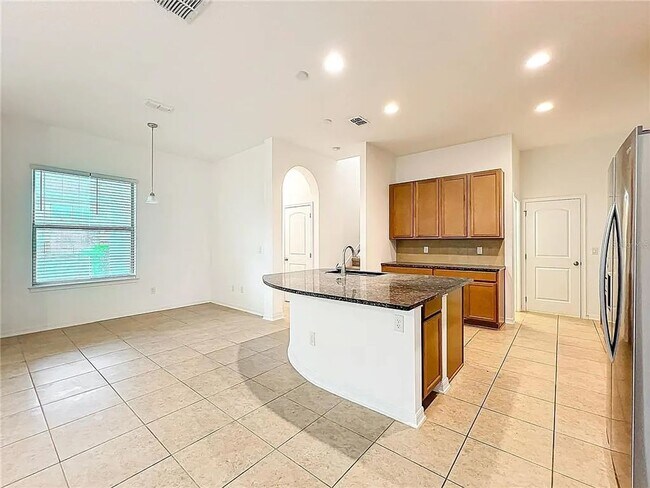 Building Photo - Spacious 5 Bedroom 4 Bathroom Home in Wind...