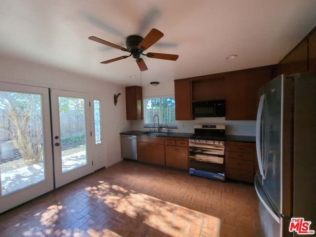 Building Photo - 6656 Swan St