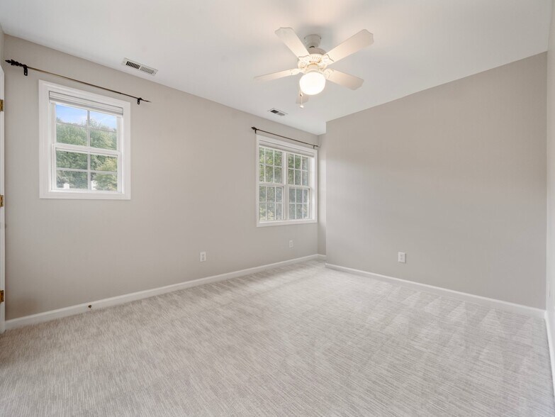 Building Photo - 313 Silverberry Ct