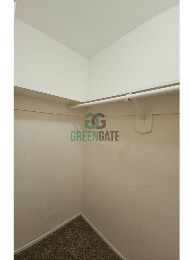 Building Photo - 3 BEDROOM 2 BATH HOME MOVE IN READY IN MOD...