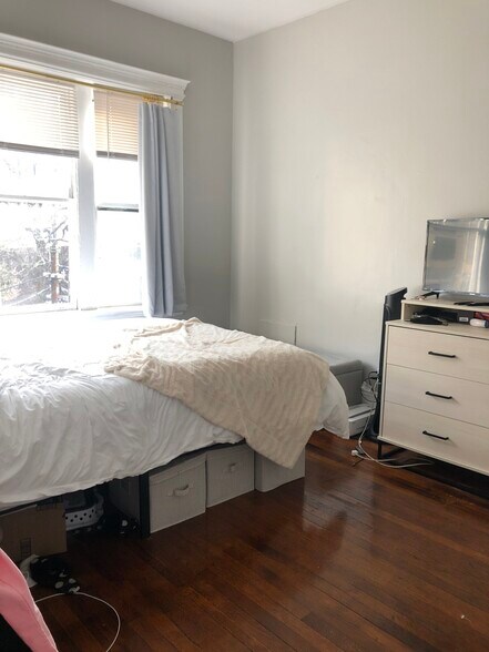 Building Photo - 448 Park Dr