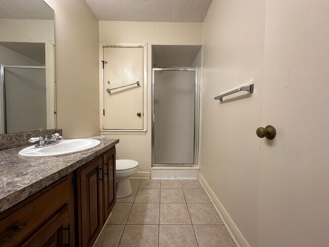 Building Photo - * Move-In Special * * Water Paid ; Washer/...