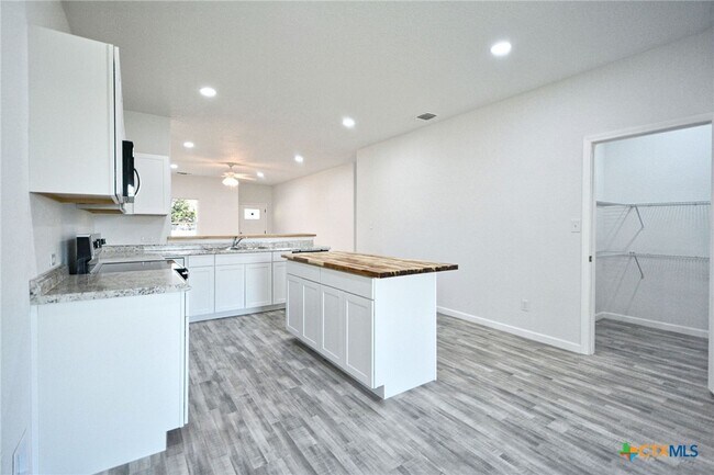 Building Photo - 1234 Clearcreek Dr