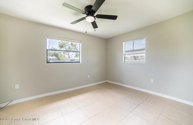 Building Photo - 2285 Dolphin Rd