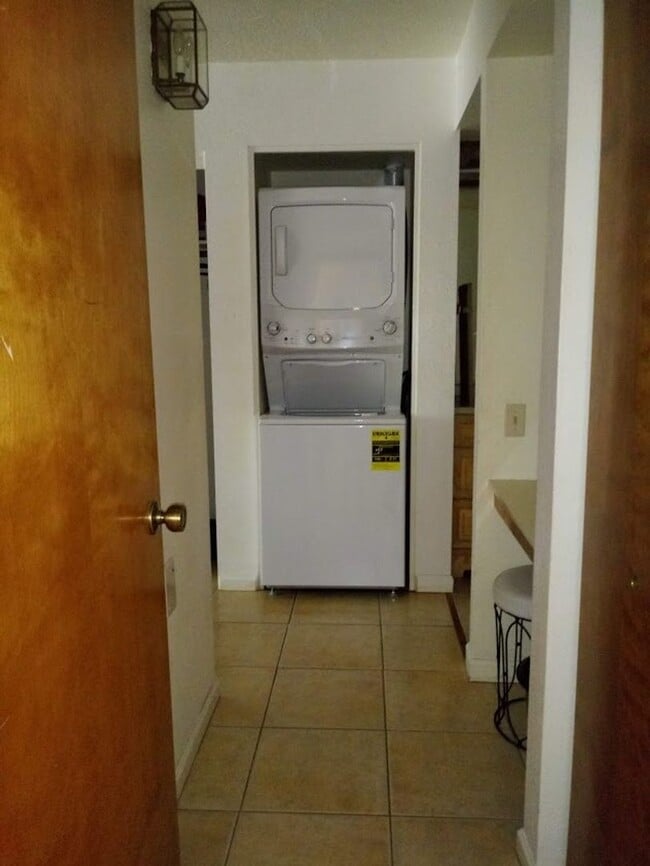 Building Photo - Fully Furnished Condo in Oak Creek Village