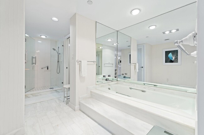 Building Photo - 100 Lakeshore Dr