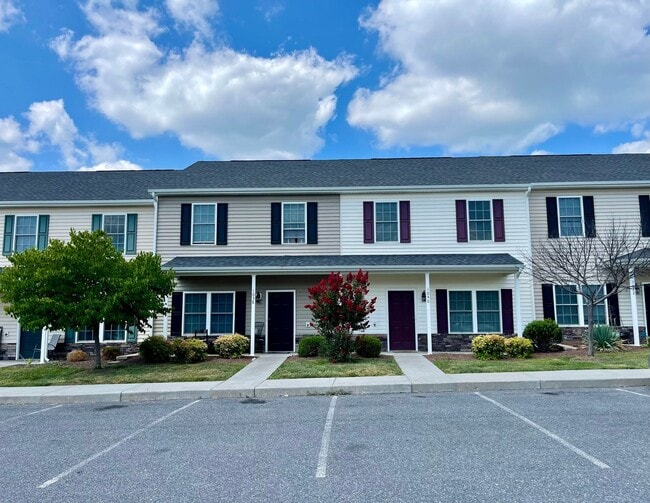 Primary Photo - 3 Bedroom, 2.5 Bath Townhouse in Wellington Park