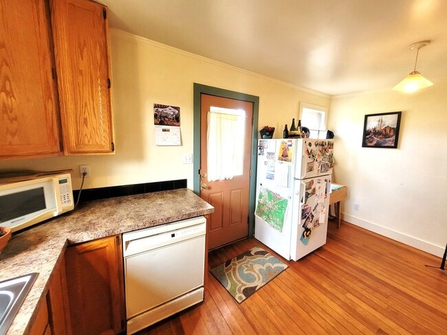 Building Photo - Charming Three Bedroom Home with Large Fen...