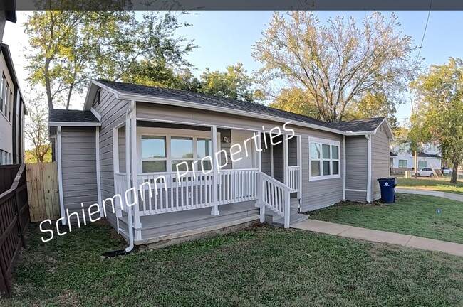 Building Photo - 202 N Getzendaner St