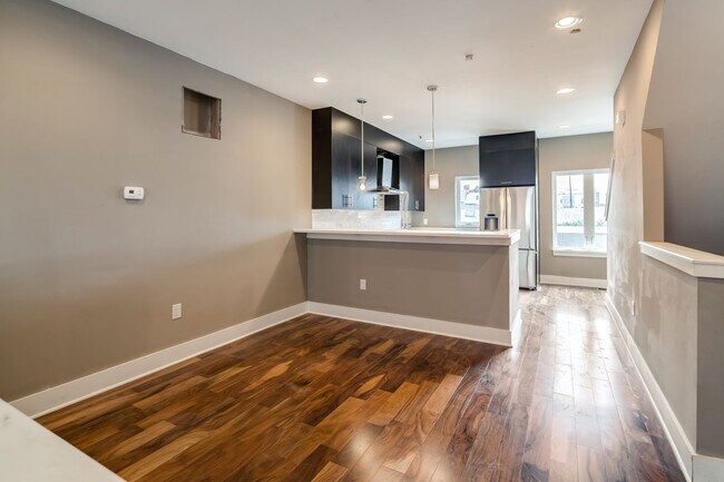 Building Photo - Northern Liberties Townhome with Garage
