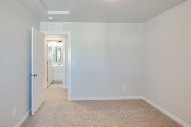 Building Photo - Baraya Townhomes: Modern Townhomes for Rent in Meridian, ID