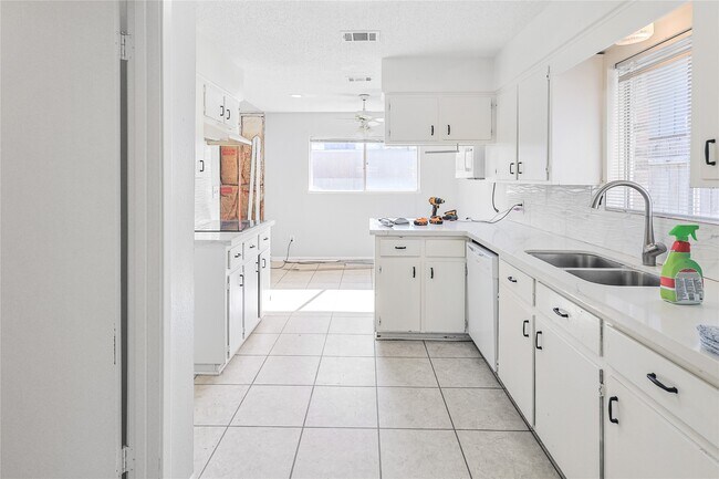 Building Photo - 2719 Meadow Ln