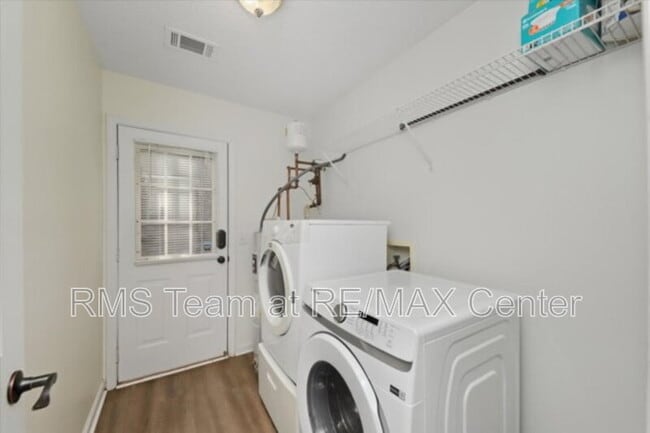 Building Photo - 2515 Lakeview Trail