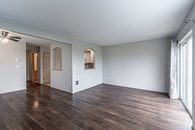 Building Photo - Wonderful Townhome in Browns Point with VIEWS!