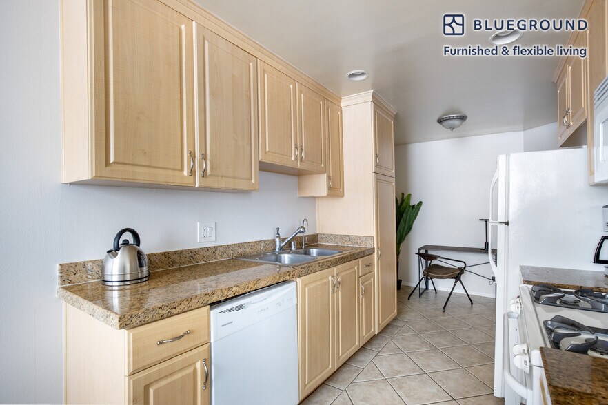 Building Photo - 467 S Arnaz Dr