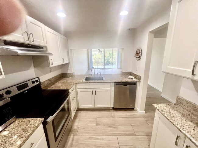 Building Photo - 1831 Sabal Palm Dr