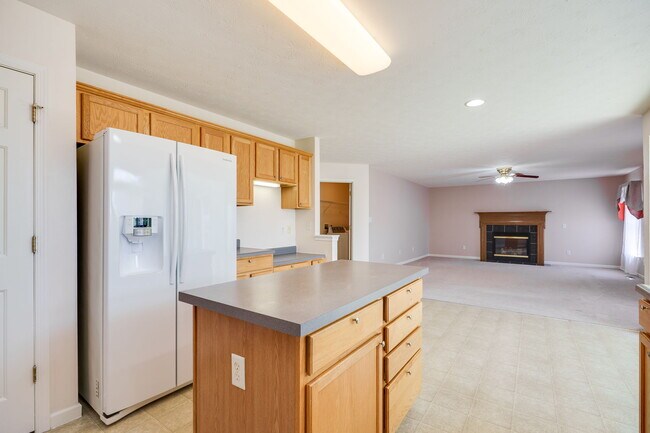 Building Photo - 2233 Oakbrook Blvd