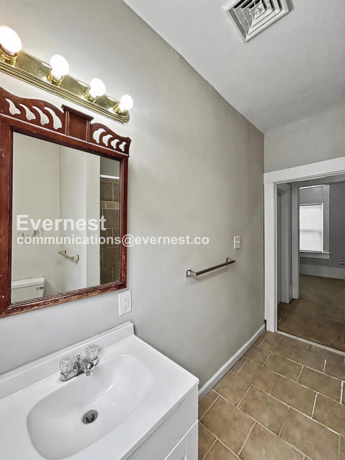 Building Photo - 1304 Oakwood Ave