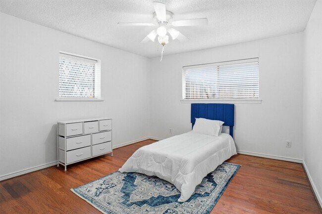 Building Photo - 1329 Mackie Dr