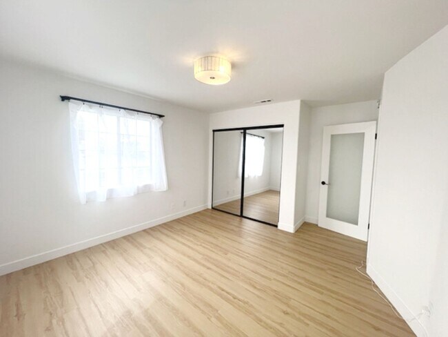 Building Photo - 4 bed 2.5 Plus bonus room in Redondo Beach.