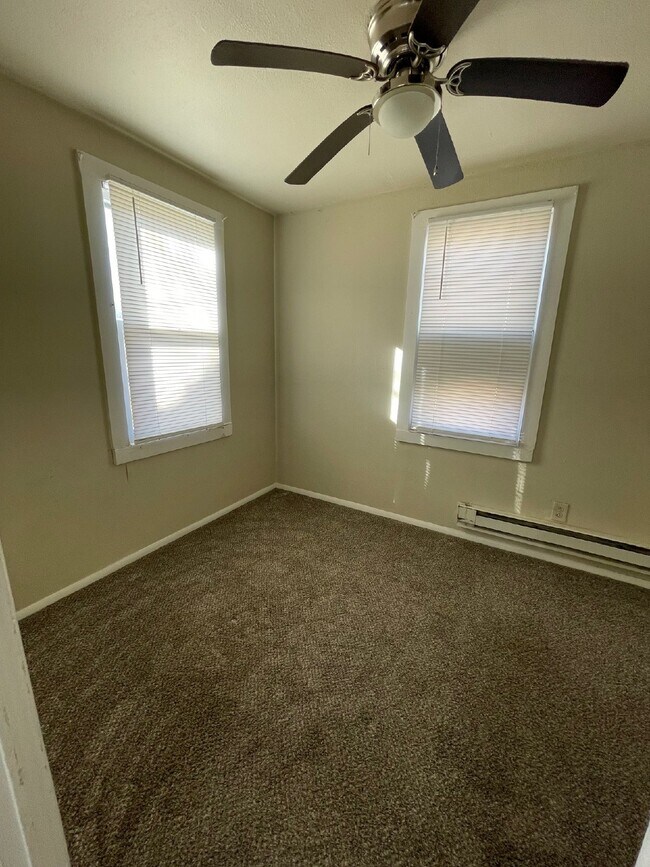 Building Photo - Quant 1 Bedroom, 1 Bathroom Single family home with fenced yard