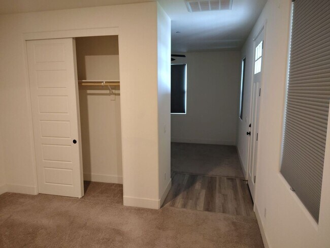 Building Photo - Spacious 5-Bedroom, 4-Bathroom House with Mother-in-Law Suite in SE Bakersfield