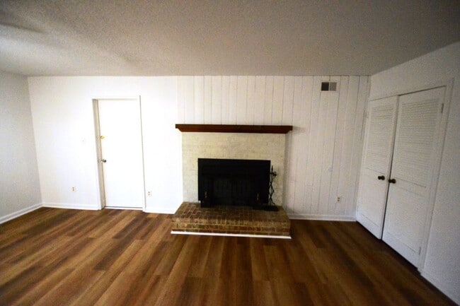 Building Photo - 6 Bedrooms-Little Neck Area