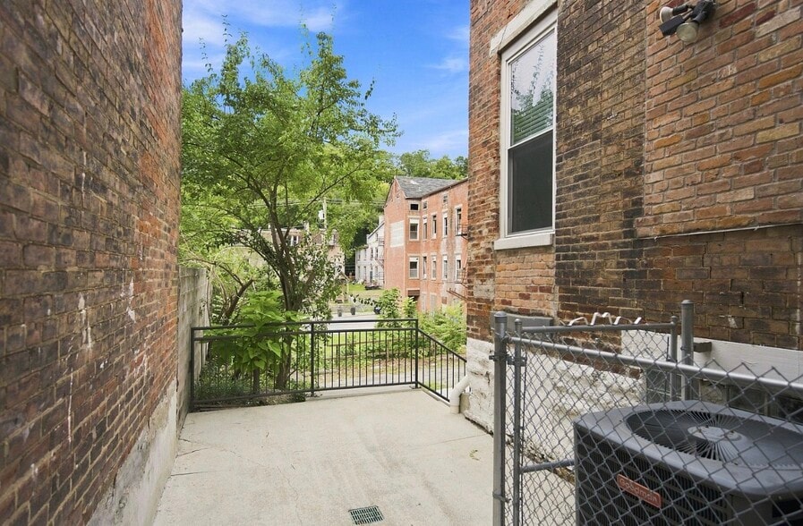 Building Photo - 2281 Loth St