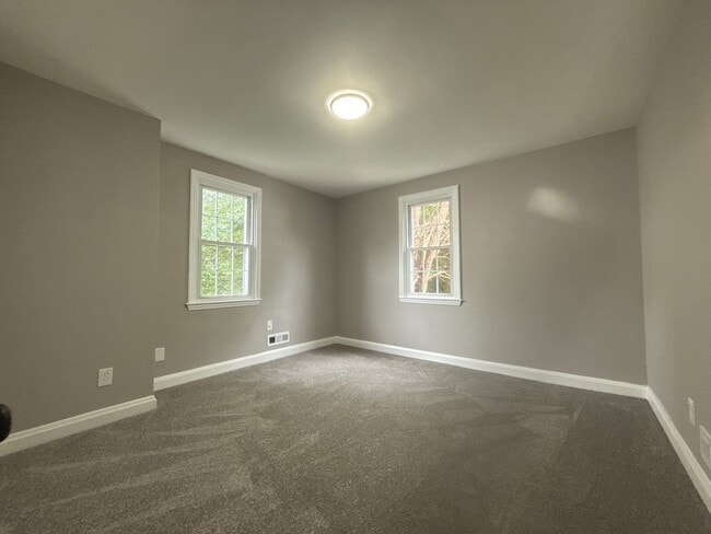 Building Photo - Five-Bedroom Home in Nottingham